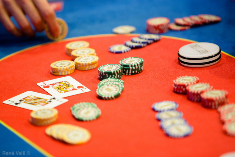 Hướng dẫn 3 bí quyết chơi Poker kiếm nhanh chóng vài chục triệu