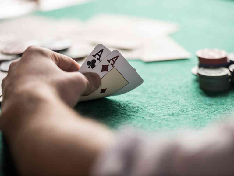 Poker online và chơi Poker thực tế có gì khác nhau