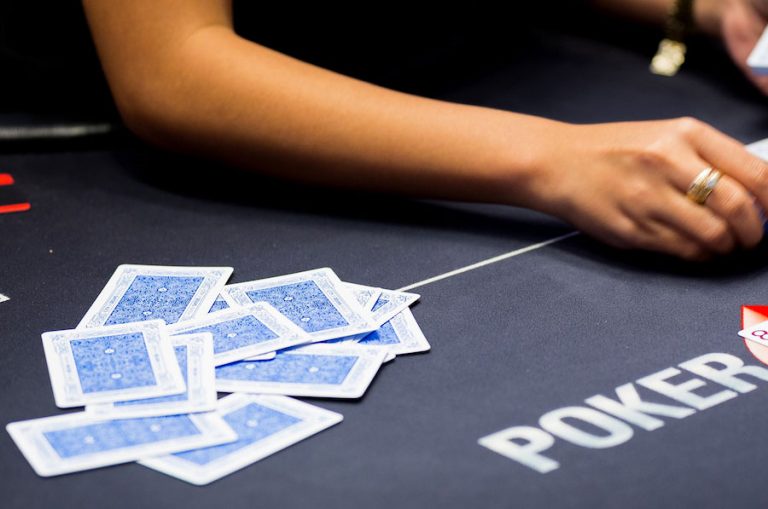 Ưu điểm của trò chơi Poker tiền mặt trực tuyến